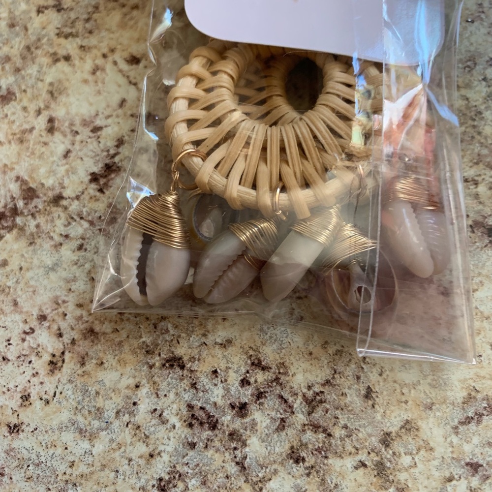 Shell earrings and necklace